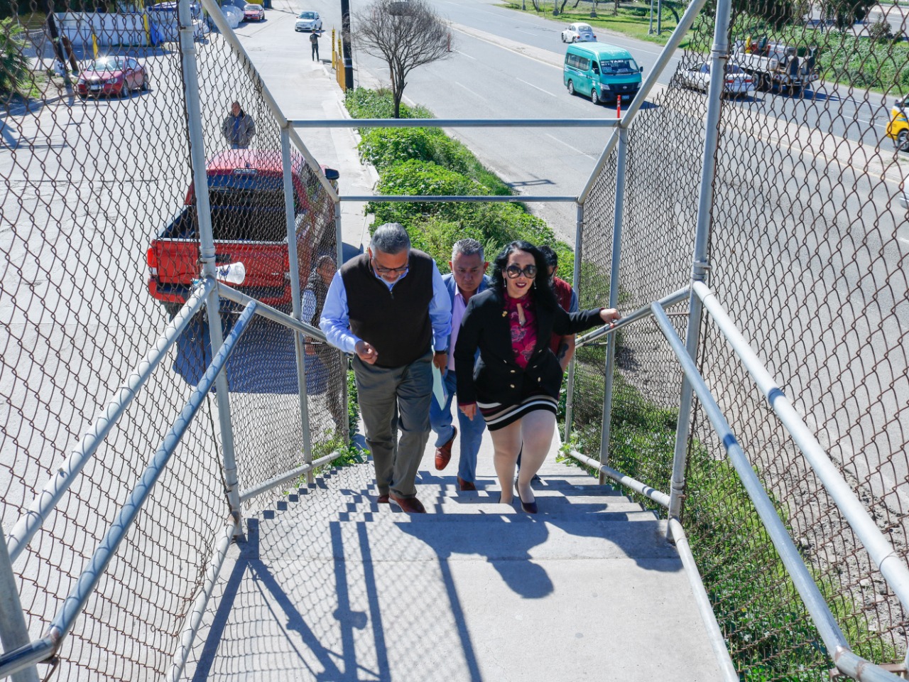 Realiza Araceli Brown recorrido por puentes peatonales para atender necesidades