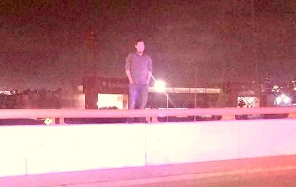 Policías de Rosarito evitan que un hombre se arroje de un puente