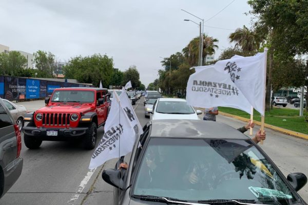 Con caravana de mil vehículos se manifiestan a favor de Julián Leyzaola