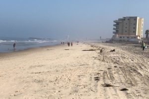 Ciudadanía acata medidas preventivas en reapertura de playas en Rosarito