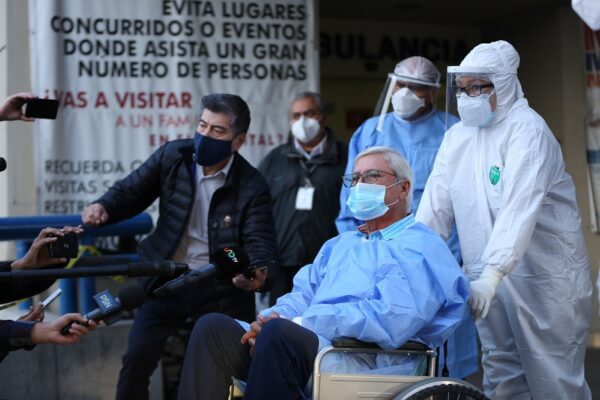 Gobernador Jaime Bonilla egresa del Hospital General de Tijuana en mejor condición de salud