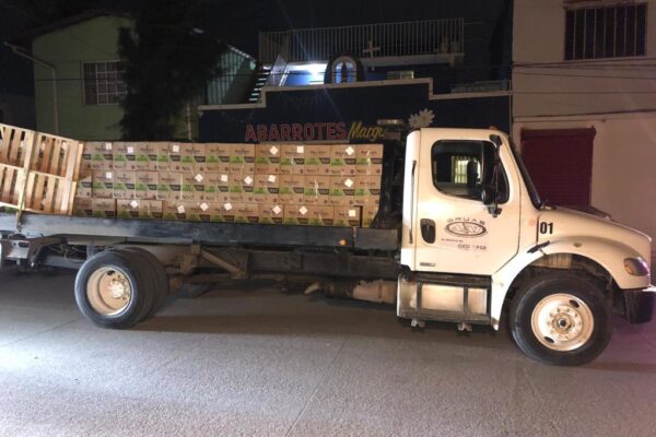 Recuperan tracto camión con 16 toneladas de huevo robado