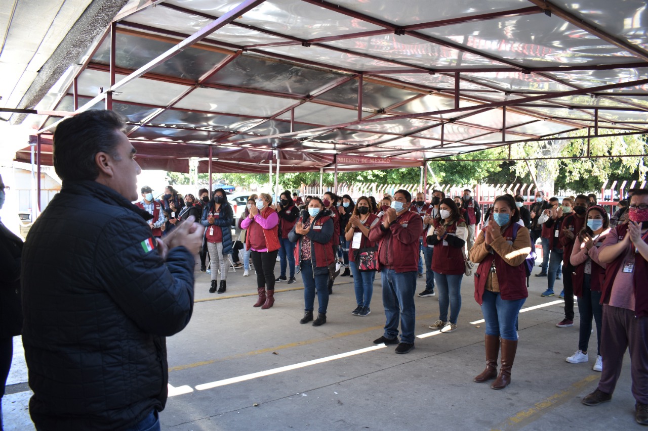 Servidores de la Nación ofrecen un minuto de aplausos por el día del Ejército Mexicano