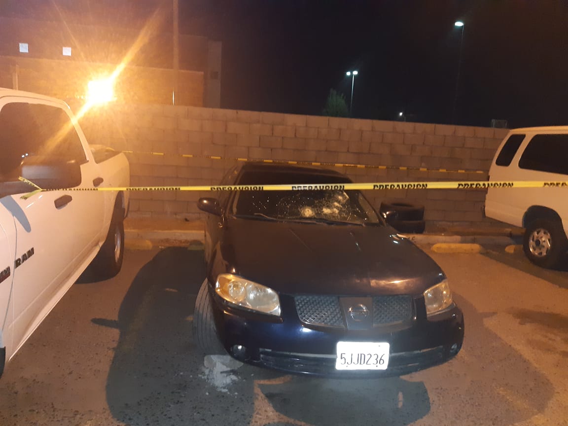 Investigan caso en Tecate de vehículo baleado que tenía rifles de asalto en su interior