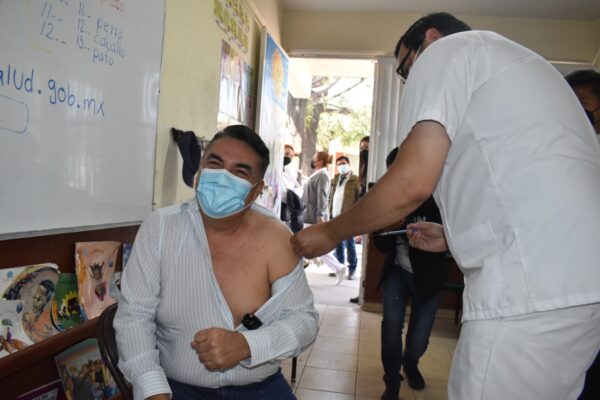 Acude  Alejandro Ruiz Uribe a aplicarse la vacuna contra el Covid-19