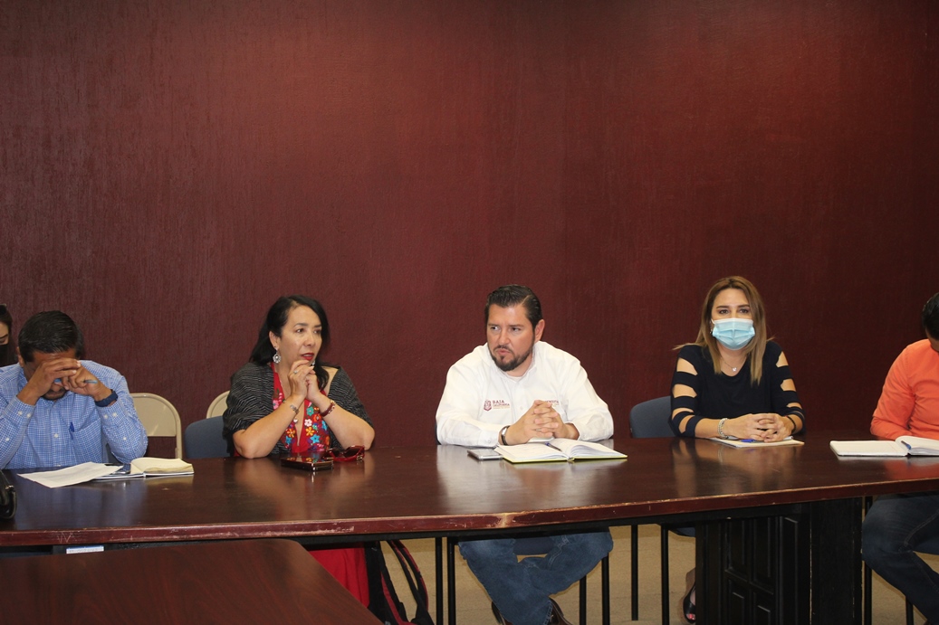 Firme Mayra Robles en la delegación de Sibso en Rosarito