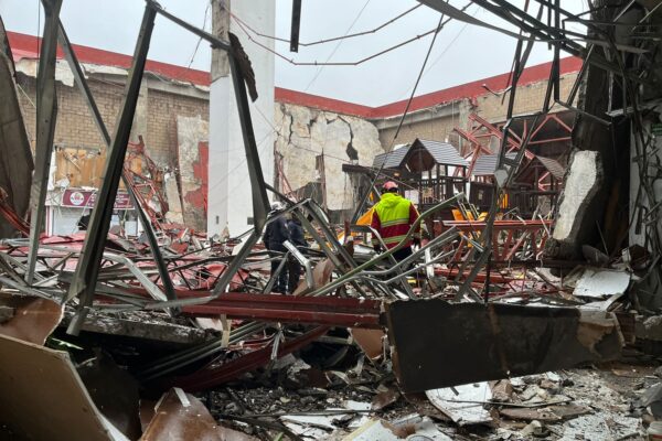Protección Civil Municipal evacúa 300 personas de Plaza Otay por derrumbe de techo