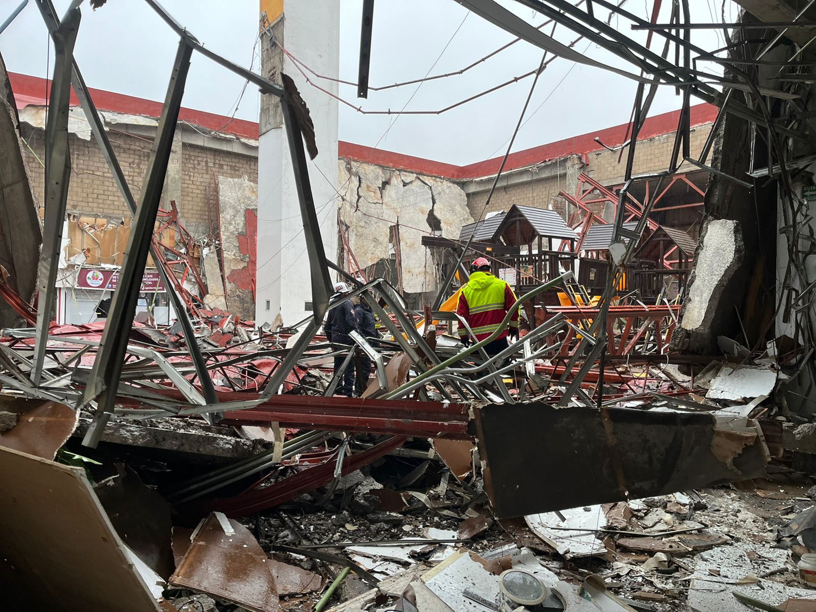Protección Civil Municipal evacúa 300 personas de Plaza Otay por derrumbe de techo