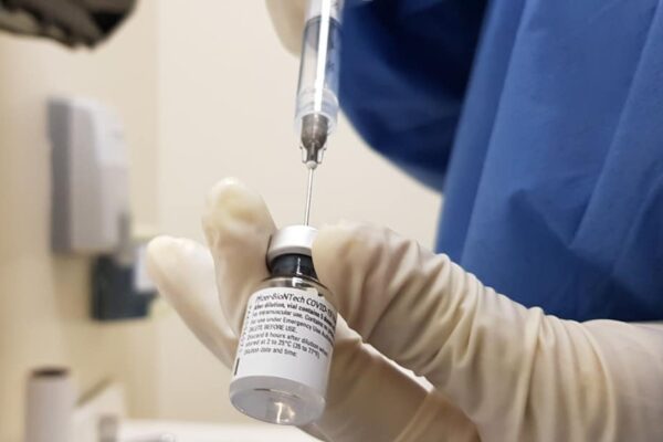 Pronto iniciará vacuna de refuerzo para adultos mayores