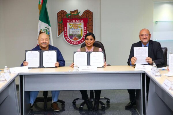 Firma  Alcaldesa convenio de colaboración institucional