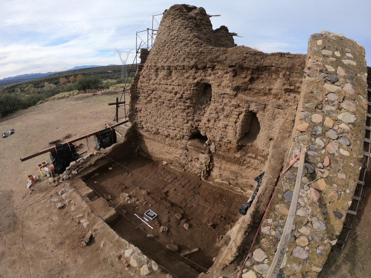 Descubren docena de entierros en inmediaciones del Templo de la Misión de Cocóspera, en Sonora