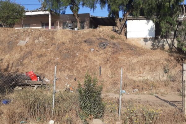 Localizan un cuerpo enterrado en un predio baldío en Ensenada