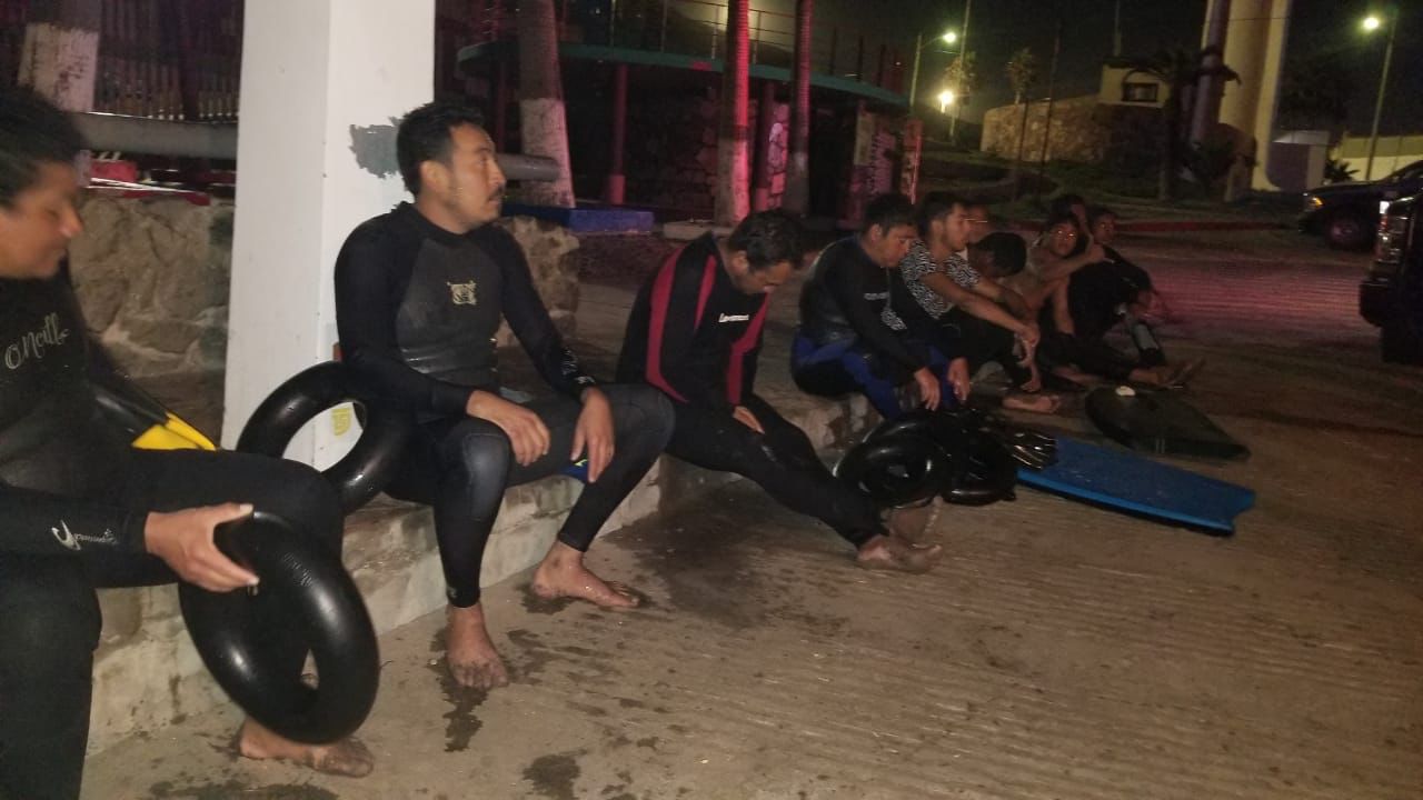 Rescatan a 20 migrantes que intentaban cruzar a EU por mar