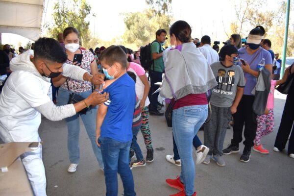 Cumplen padres de familia con llevar a sus hijos a vacunarse contra el COVID-19: Ruiz Uribe