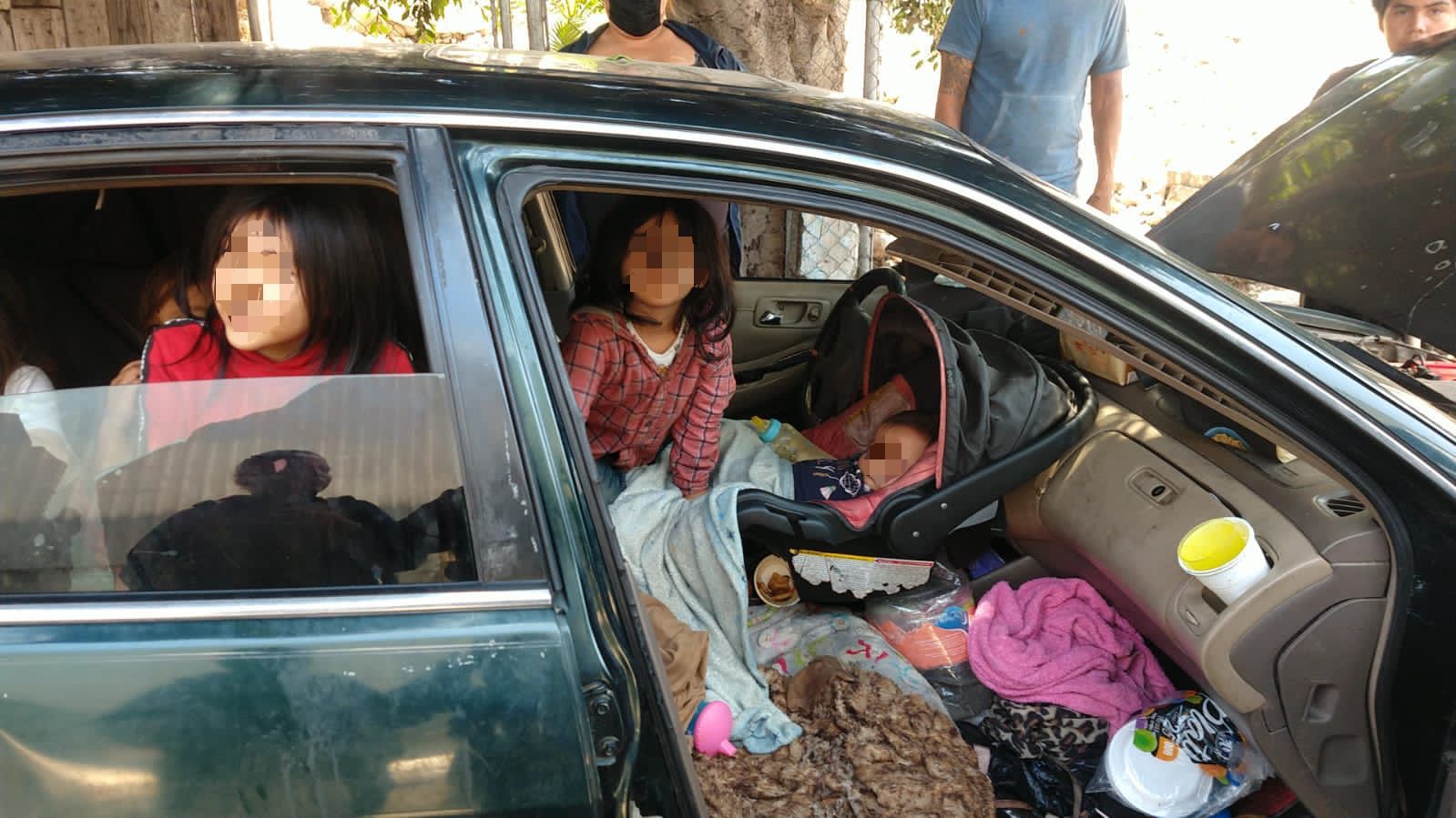 Rescata a 8 menores de EU que vivían dentro de un carro en situación insalubre