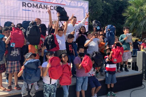 Multitudinaria entrega de apoyos escolares hizo el diputado Román Cota en Tecate