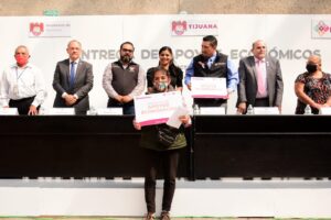 Alcaldesa Montserrat Caballero entrega 60 apoyos económicos a tijuanenses