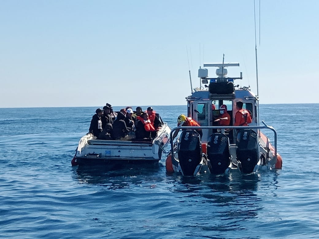 Rescata SEMAR a 11 personas que se encontraban a la deriva en alta mar