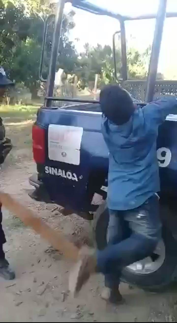 Policías de Escuinapa agarran a tablazos a joven