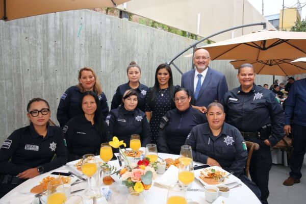 Reconoce Alcaldesa Montserrat Caballero a más de cien mamás policías y bomberas