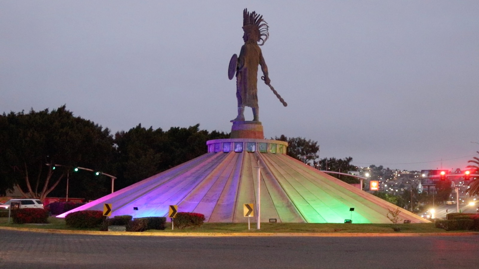 Palacio Municipal y  Monumentos Emblemáticos de Tijuana se iluminaron con los colores de la bandera del Orgullo LGBTTTIQ+