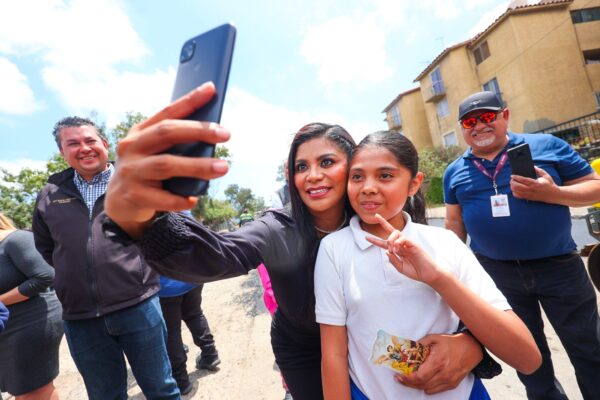 Alcaldesa de Tijuana supervisa obras de bacheo y atiende a la comunidad en Otay Centenario
