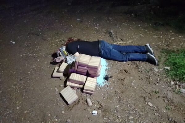 Dejan cadáver de un hombre ejecutado a balazos junto a miles de pastillas de fentanilo y pacas de droga al sur de Culiacán