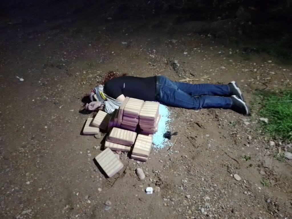 Dejan cadáver de un hombre ejecutado a balazos junto a miles de pastillas de fentanilo y pacas de droga al sur de Culiacán
