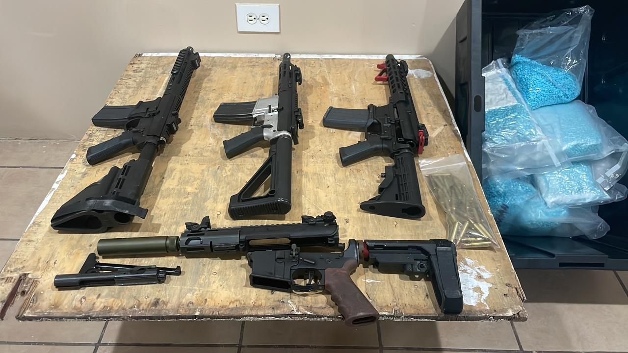 Decomisan fentanilo y rifles de asalto durante cateo en Tijuana