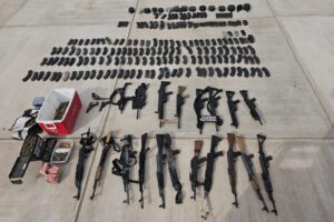 En Sonora aseguran 14 camionetas robadas cargadas con arsenal y droga