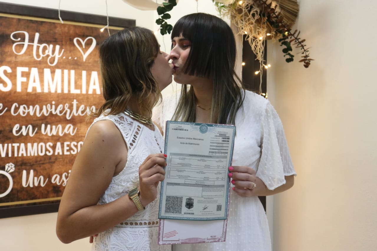 Formaliza Araceli Brown Primer Matrimonio de Mujeres Trans en Baja California